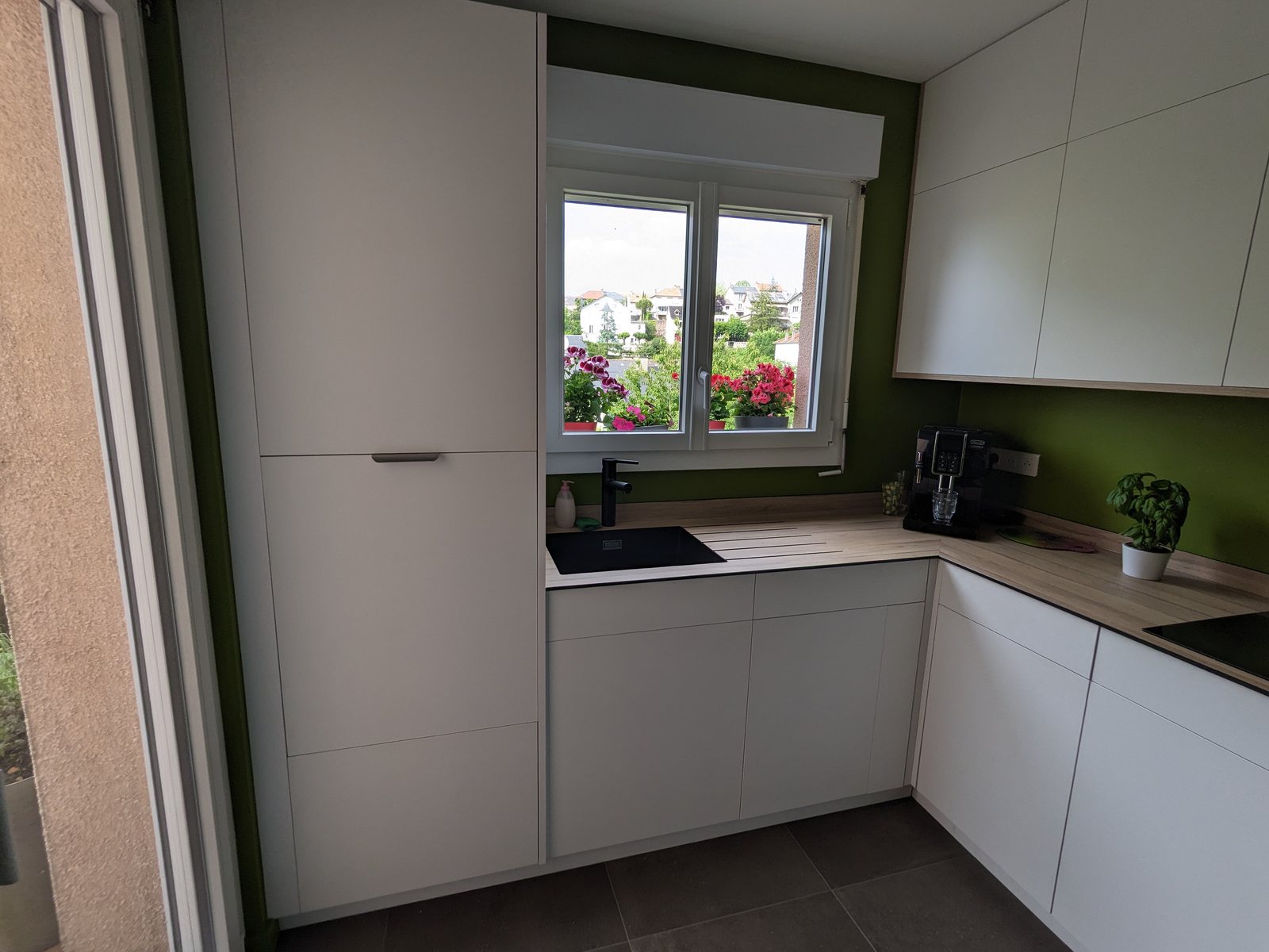 Cuisine sur mesure aux façades blanches et plan de travail ton bois