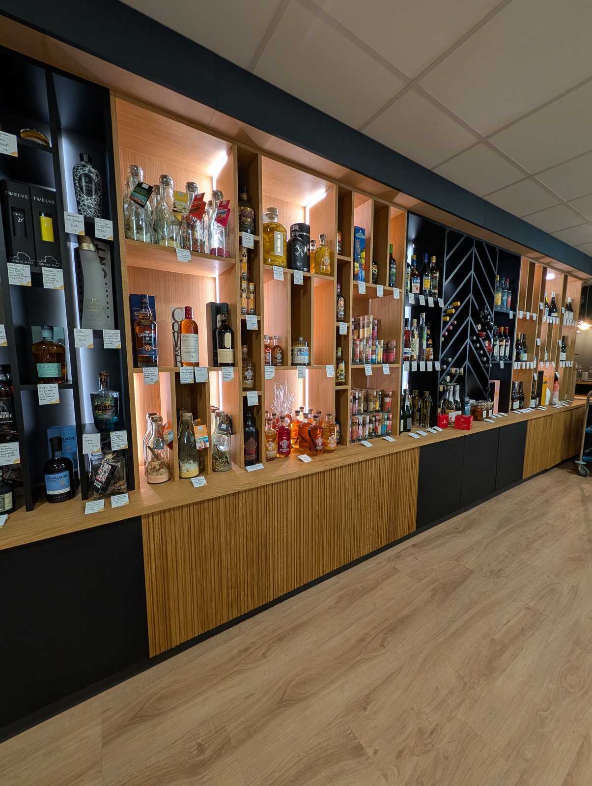 Mobilier de présentation en bois et éclairage intégré aux Comptoirs de l’Aubrac